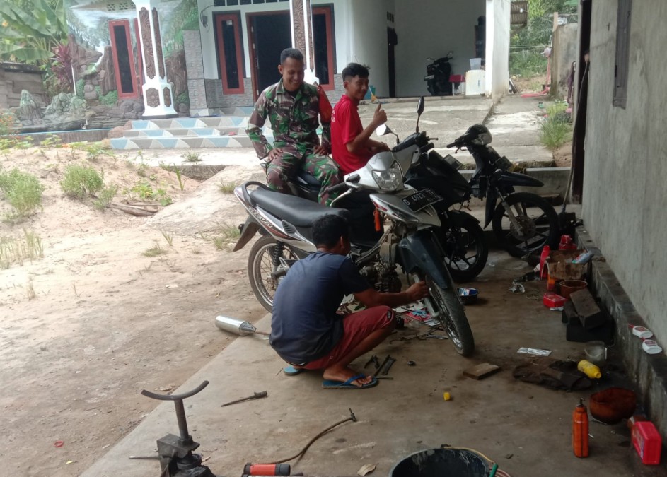 Berikan Semangat Dan Motivasi, Babinsa Komsos Dengan Pemilik Bengkel Motor di wilayah binaan