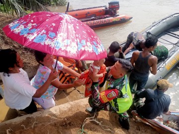Atasi Kesulitan Warga, Babinsa Kodim 0406 Lubuk Linggau Bantu Warga Seberangi Sungai Akibat Jembatan Putus