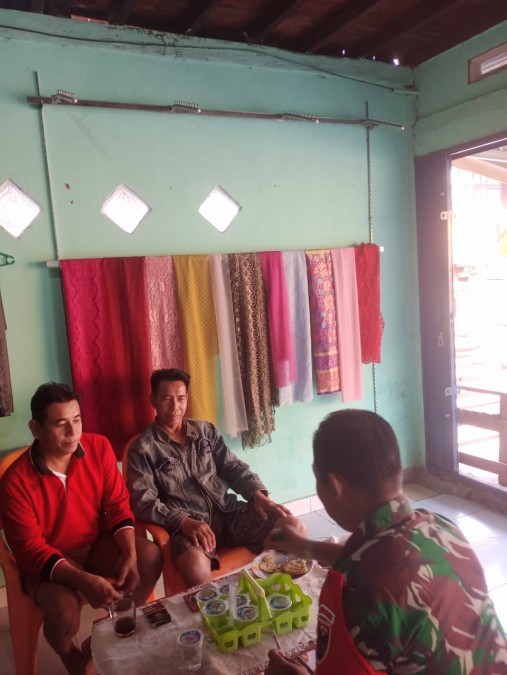Sertu Sutarno Babinsa Koramil 406-04/Muara Lakitan Komsos Dengan Warga Binaan Bahas Keamanan dan Kebersihan Lingkungan