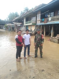 Babinsa kelurahan Rawas Ilir koptu Sofiyan Pantau Lokasi Banjir Di Wilayah Binaan