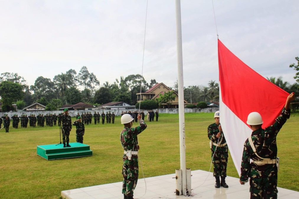 Pada Upacara Bendera Bulanan 17 April 2024, Kepala Staf Kodim 0406/Lubuk Linggau Bacakan Amanat Panglima TNI