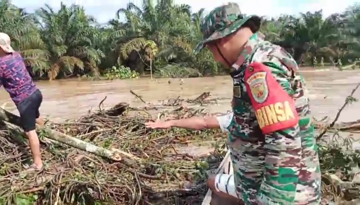 Reaksi Cepat Tanggap Bencana,,Babinsa Kodim 0406 Lubuk Linggau Bantu Masyarakat Bersihkan Sampah Di Sungai