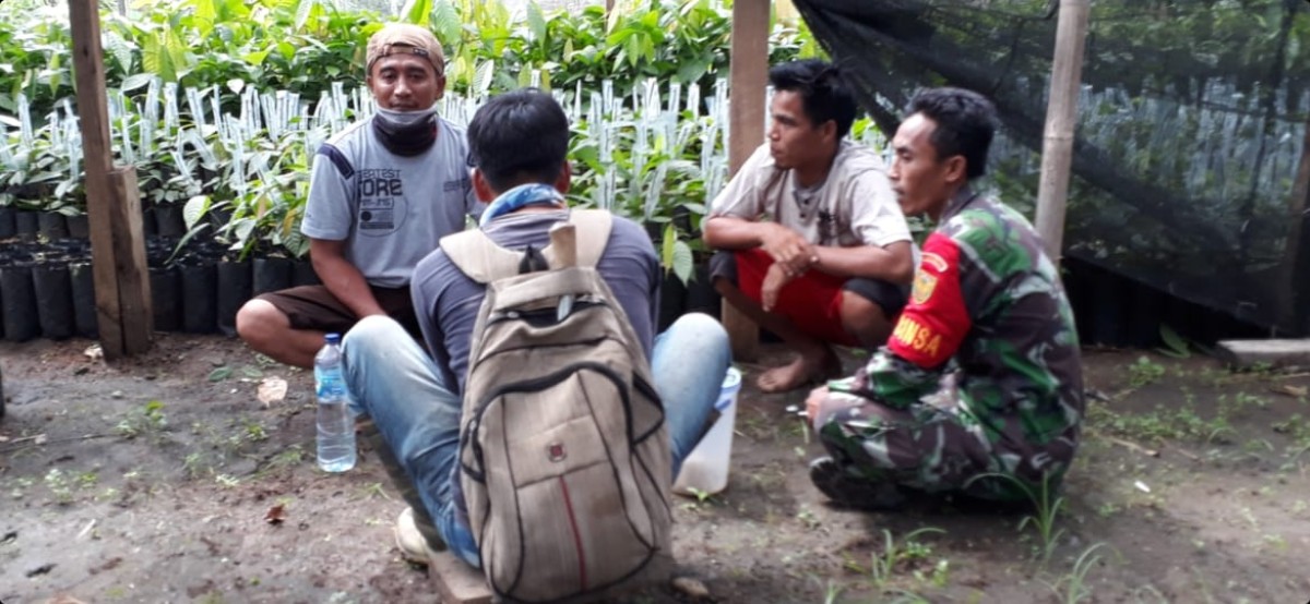 Sertu Bambang Jalin Silaturahmi Bersama masyarakat di wilayah desa Binaan