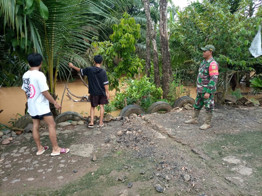 Antisipasi banjir Babinsa Koramil 406-07/jayaloka turun kelapangan guna pastikan debit air