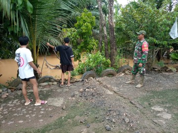 Antisipasi banjir Babinsa Koramil 406-07/jayaloka turun kelapangan guna pastikan debit air