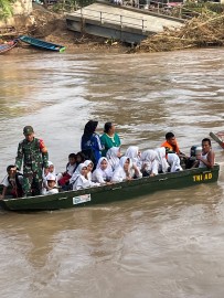 Jembatan Putus, Babinsa Koramil 406-03/muara rupit Seberangkan Warga dan anak-anak sekolah