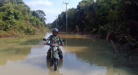 Babinsa Koramil 406-02/Rawas Ilir patroli wilayah terdampak banjir akibat meluapnya sungai Rawas di Wilayah binaan.