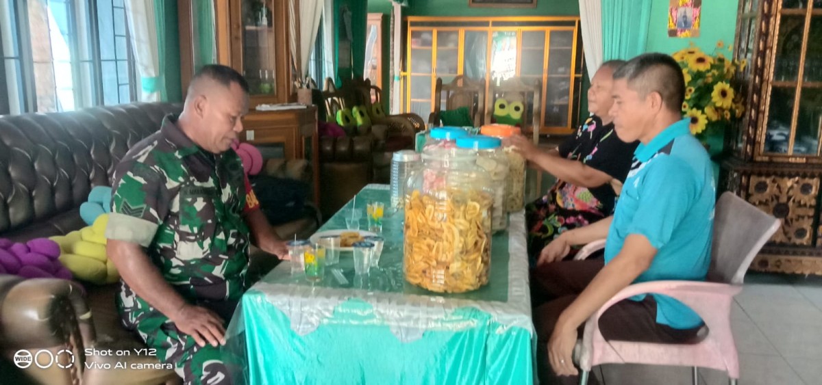 Masih dalam Suasana Lebaran, Babinsa Koramil 406-04/Muara Lakitan Jalin Silaturahmi Bersama Tokoh Masyarakat dan Warga di Wilayah binaan
