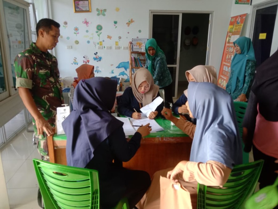 Peduli masyarakat desa binaan Babinsa Melaksanakan Pendampingan Kegiatan Pelayanan KB di desa binaan