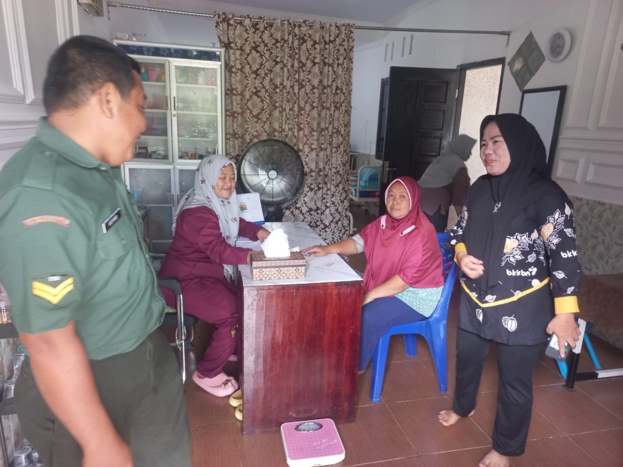 Babinsa 406-08/Lubuklinggau Sertu Arisyandi Pantau Giat Pendampingan KB Dalam Rangka Hut Kartini Diwilayah binnan.