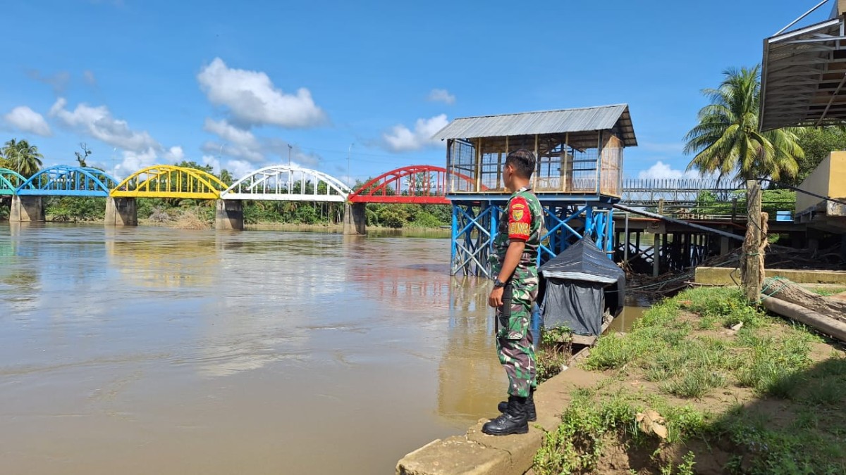 Langkah Antisipasi Banjir, Babinsa Koramil 406-03/ rupit Cek Debit Air Sungai