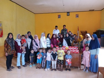 Wujudkan Balita Sehat, Babinsa Koramil 406-04/Muara Lakitan Dampingi Posyandu Dan Pem bagia susu untuk anak”stanting.