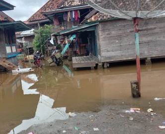 Babinsa Koramil 406-02/rawas ilir laksanakan monitoring wilayah pasca banjir bandang