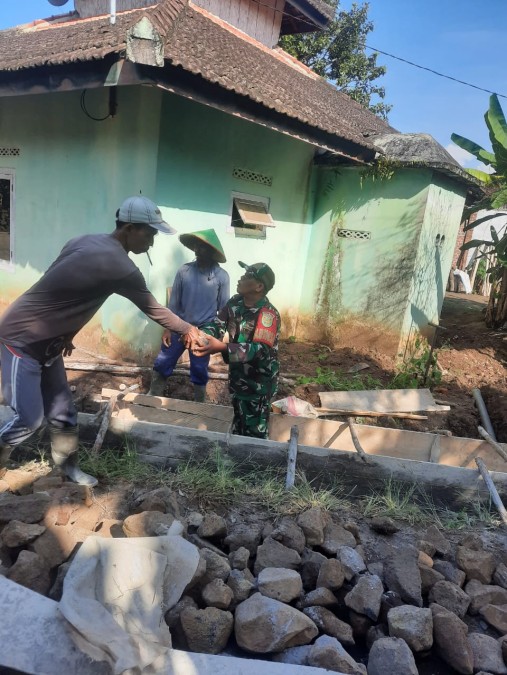 Babinsa Bersama Warga Gotong Royong Bangun Drainase di seputaran masjid desa binaan
