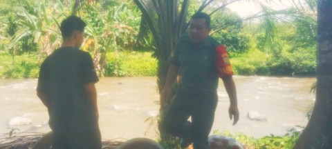 Babinsa Koramil 406-08 /Lubuklinggau Sertu Arisyandi Melaksanakan Kegiatan Gulbencal Mengantisipasi Bencana Banjir Dan Tanah Lonsor Di Wilayah binaan.