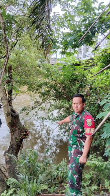 Babinsa Koramil 406-09/Terawas Kopda Evan Melaksanakan Kegiatan Gulbencal Di Wilayah binaan.