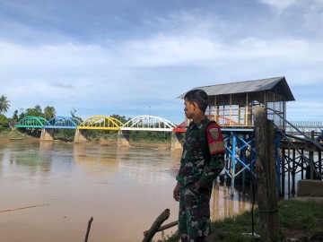 Babinsa Koramil 406-03/muara rupit serda fauzin monitoring kegiatan gulbencal Di Desa binaan.