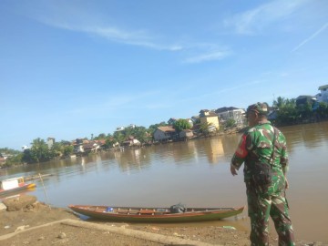 Babinsa Koramil 406-02/rawas ilir sertu hotob monitoring kegiatan Gulbencal di Desa binaan