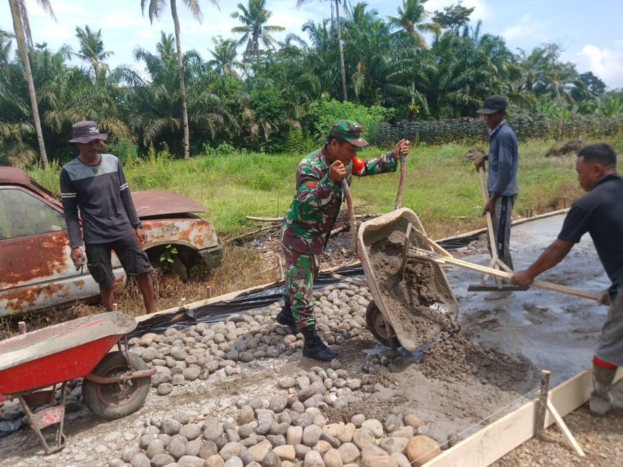 Manunggal dengan Rakyat, Babinsa Bantu Warga Gotong Royong Bangun Jalan