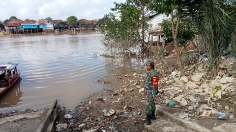 Babinsa Koramil 406-02/rawas ilir serda robi firdaus monitoring kegiatan gulbencal Di Desa binaan.