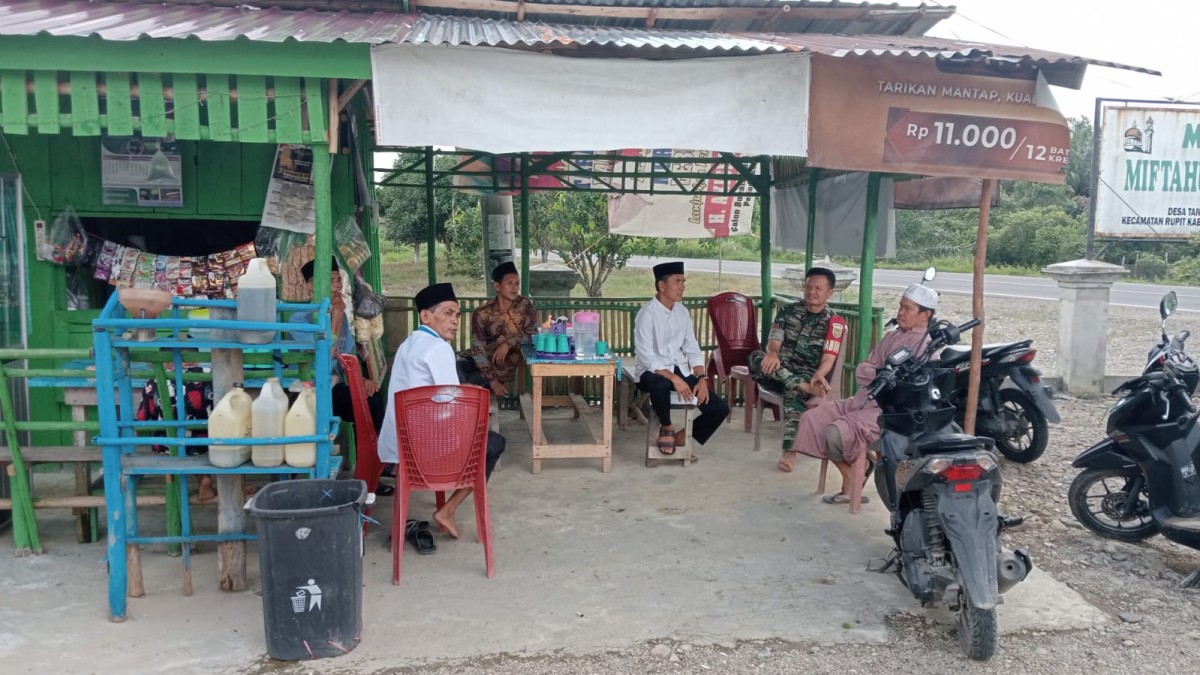 Komsos Dan silaturahmi ke masyarakat di desa Babinsa Koramil 406-03/ rupit koptu defie nopendra Pantau Wilayah Binaan.