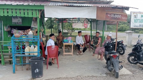 Komsos Dan silaturahmi ke masyarakat di desa Babinsa Koramil 406-03/ rupit koptu defie nopendra Pantau Wilayah Binaan.