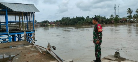 Meningkatnya Curah Hujan dan sungai meluap Babinsa 406-03/rupit serda ichsan Alfian Rutin Pantau Debit Air Sungai rupit