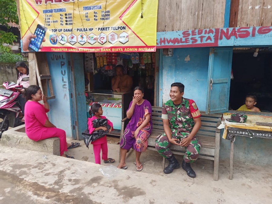 Komsos Dan silaturahmi ke masyarakat di desa Babinsa Koramil 406-03/ rupit kopda eko aditiya Pantau Wilayah Binaan.