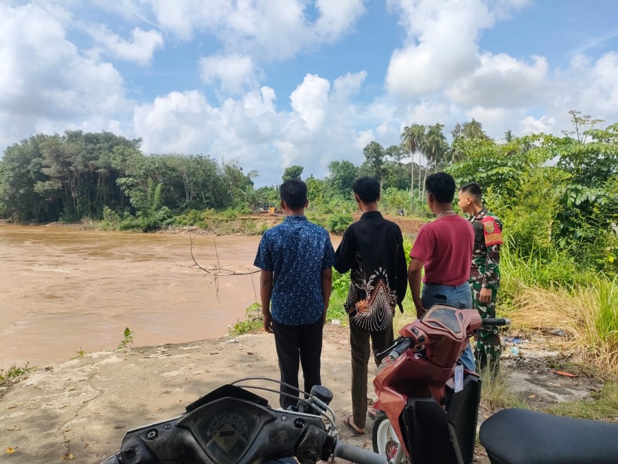 Meningkatnya Curah Hujan dan sungai meluap Babinsa 406-01/rawas ulu dan warga Rutin Pantau Debit Air Sungai rawas