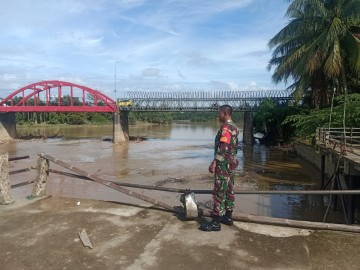 Kegiatan Babinsa 406-03/rupit serda imam supriadi Rutin Pantau Debit Air Sungai rupit