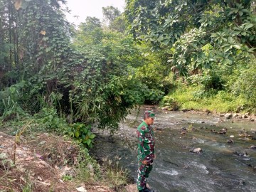 Babinsa Koramil 406-06/Tugumulyo Patroli Wilayah Rawan Bencana banjiri