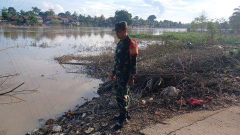 Kegiatan gulbencal Babinsa 406-02/rawas ilir sertu gusnadi Rutin Pantau Debit Air Sungai rawas