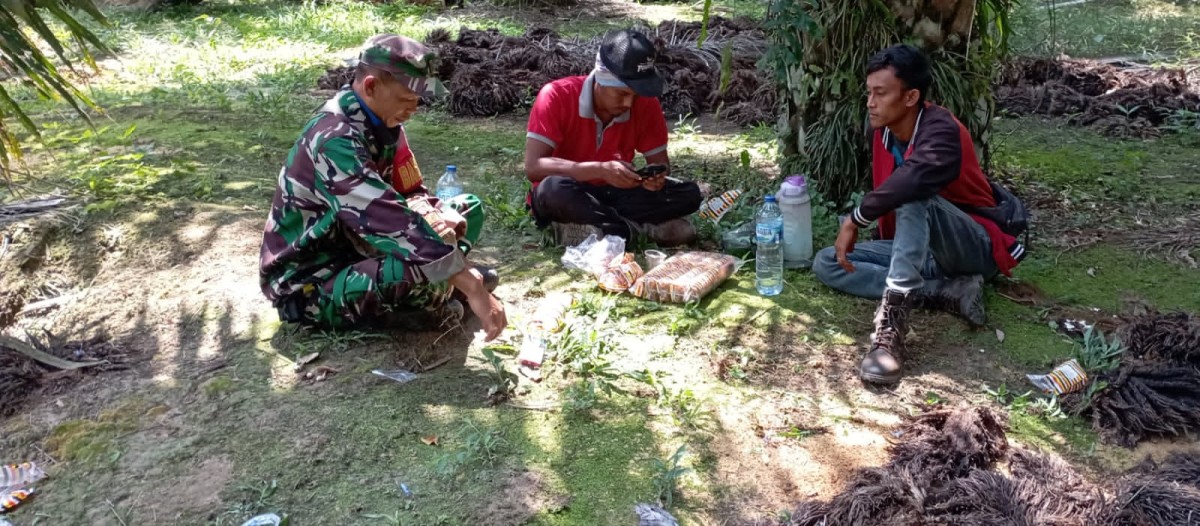 Babinsa Koramil 406-04/Muara Lakitan sertu yunistan Komsos Dengan Petani Sawit