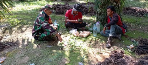 Babinsa Koramil 406-04/Muara Lakitan sertu yunistan Komsos Dengan Petani Sawit