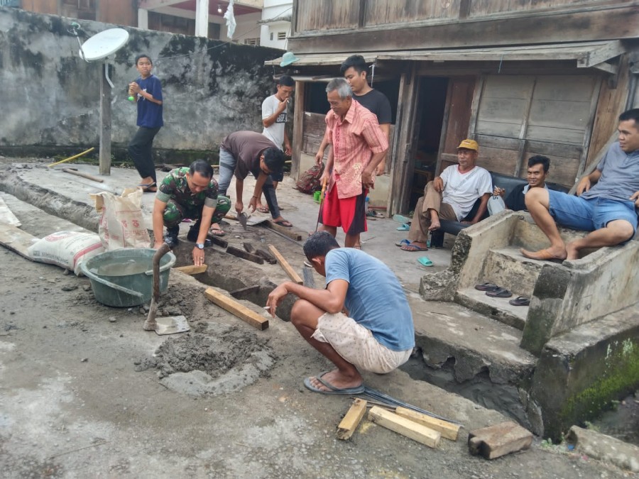 Wujudkan Kemanunggalan Serma Deki Adi Kesuma Bantu Warga Benahi Siring Saluran Air