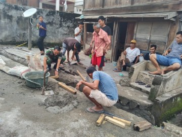 Wujudkan Kemanunggalan Serma Deki Adi Kesuma Bantu Warga Benahi Siring Saluran Air