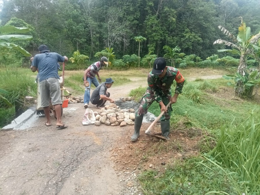Babinsa 406-09/Terawas Koptu Lamuji Melakasanakan Gotong Royong Diwilayah binnan.