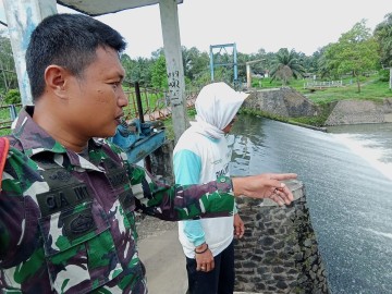 Antisipasi banjir Babinsa Koramil 406-06/Tugumulyo Serda nusdar aktif Patroli cek Debit Air di Wilayah Binaan.