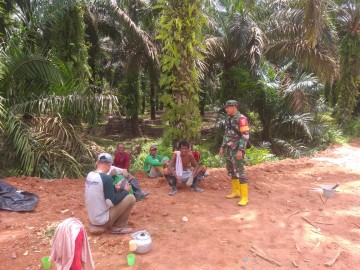 Komsos Dengan Petani Sawit Babinsa Koramil 04/Muara Lakitan Ingatkan Tentang Keselamatan Kerja