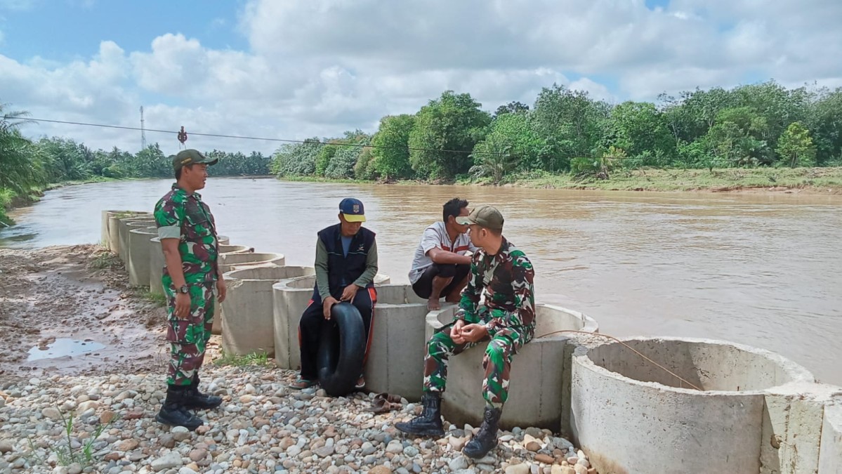 Babinsa Koramil 406-01/rawas ulu monitoring kegiatan gulbencal Di Desa binaan.