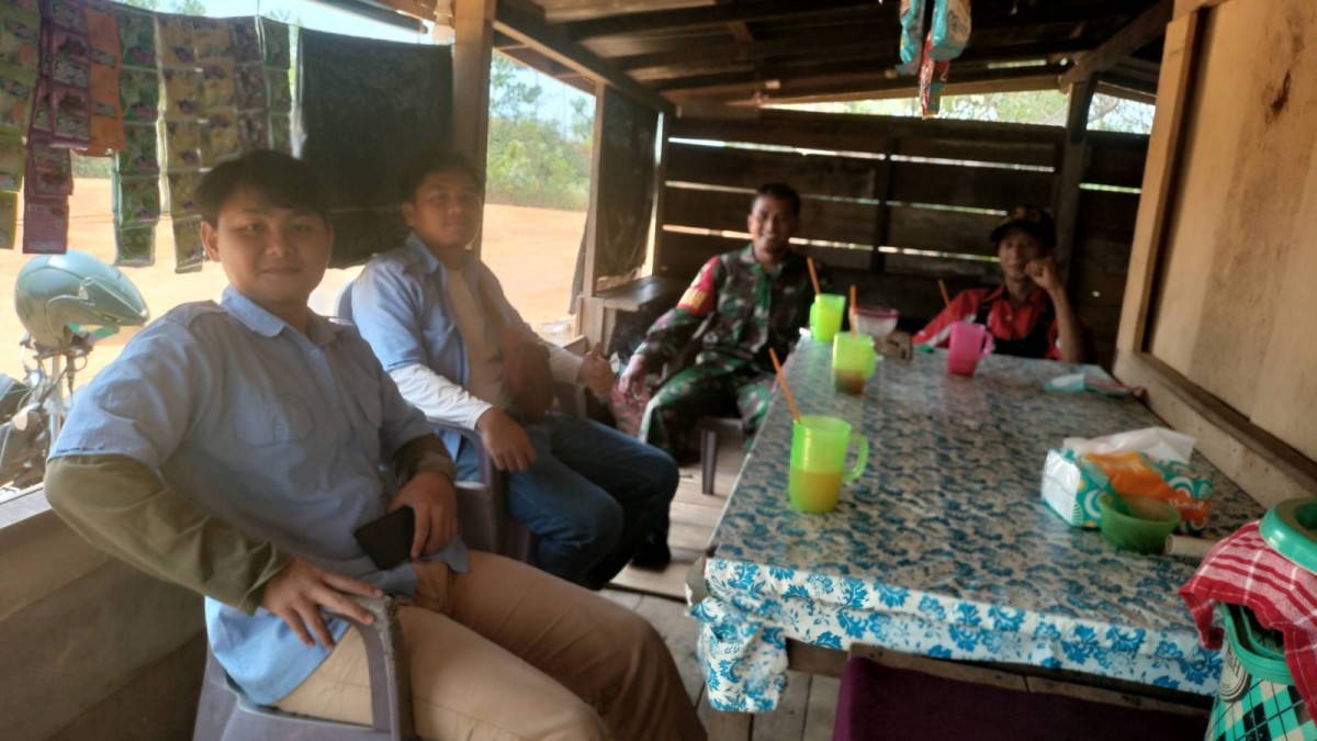 Manfaatkan Warung Kopi, Serda Dimas Prayoga Komsos Dengan masyarakat desa Binaan