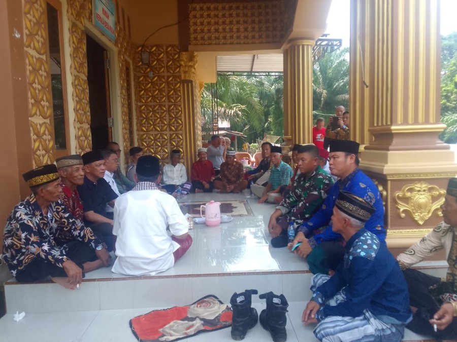 Babinsa koramil 406-02/rawas ilir sertu badiantoro melaksanakan Komsos di Wilayah binaan Lestarikan Lingkungan Hidup