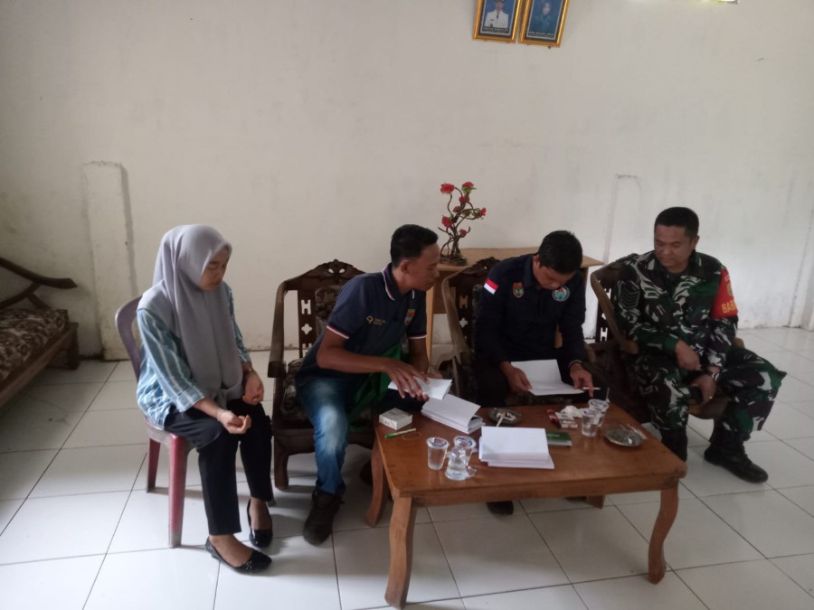 Babinsa Koramil 406-05/Muara Kelingi Dampingi Pembagian Buku Tabungan Kepada Keluarga Penerima Manfaat