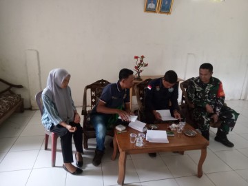 Babinsa Koramil 406-05/Muara Kelingi Dampingi Pembagian Buku Tabungan Kepada Keluarga Penerima Manfaat