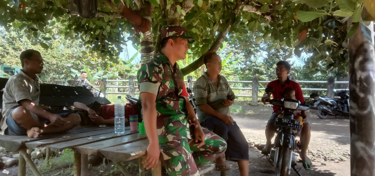 Tingkat kan kerja sama di wilayah Babinsa Koramil 406-07/jayaloka jalin komsos dengan masyarakat di wilayah binaan