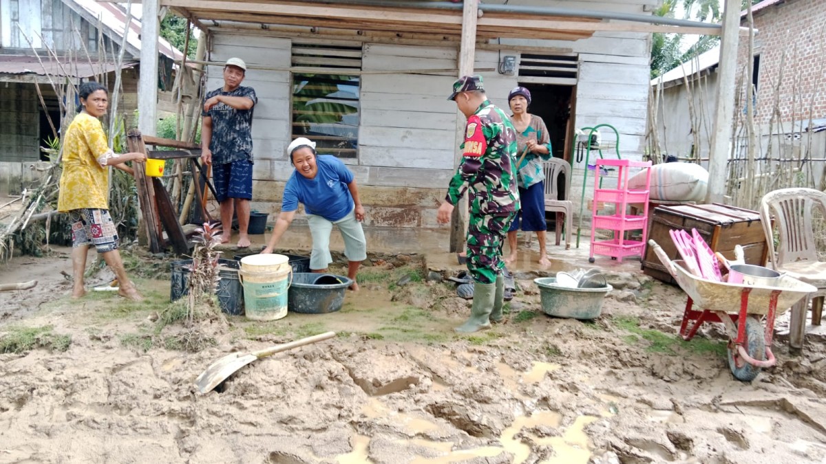 Sigap , Babinsa 406-09/Terawas Melakasanakan Gotong Royong Membantu Warga Membersihkan Rumah Pasca Meluapnya Air Sungai Bal.