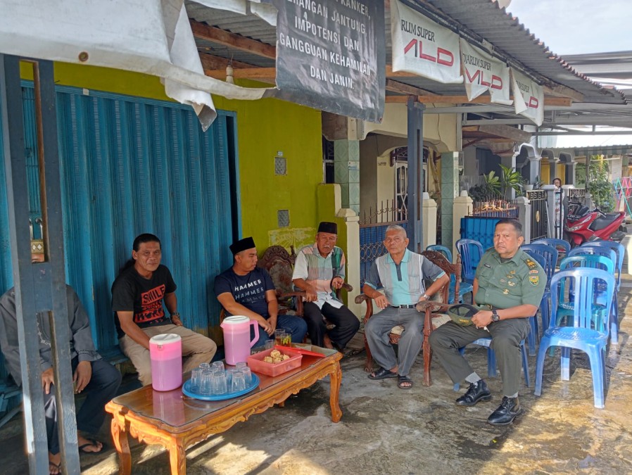Babinsa Koramil 406-08/Lubuklinggau Peltu Harahap Melaksanakan Komsos Dan Menghadiri Takziah Kematian Di Wilayah Binaan.