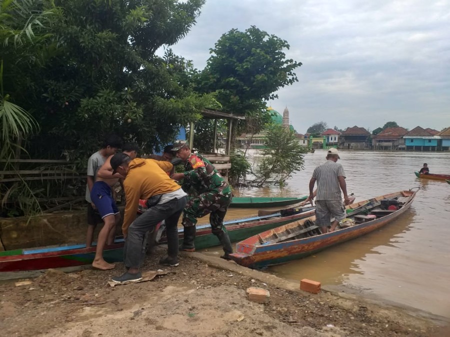 Babinsa Koramil 406-02/rawas ilir monitoring kegiatan gulbencal Di Desa binaan.