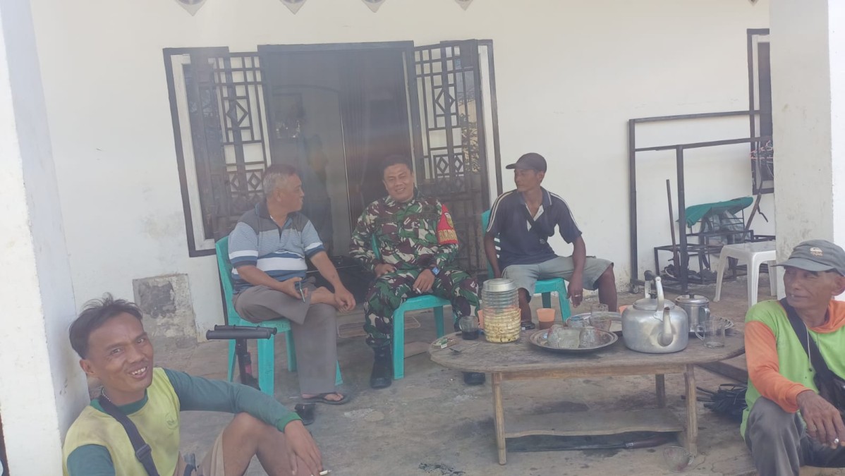 Babinsa Koramil 406-09/Terawas Serka Yefri Sani Melaksanakan Komsos Di Wilayah Binaan.