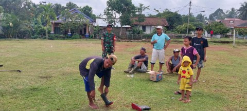 Babinsa Desa Donorejo Koramil 406-07/Jayaloka Melaksanakan Kegiatan Kerja Bakti Pembersihan Lapangan Sepak Bola